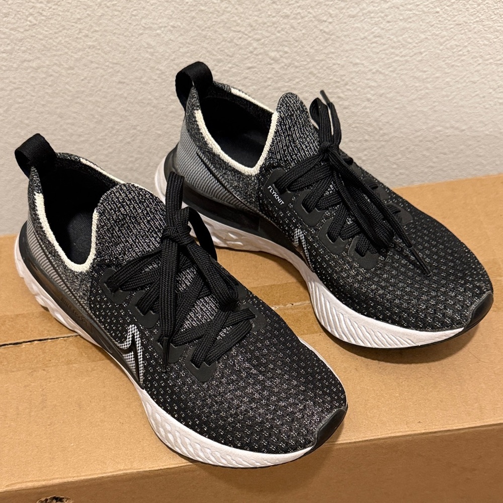 Nike fly knit Black and White Knit Lace-Up Sneakers